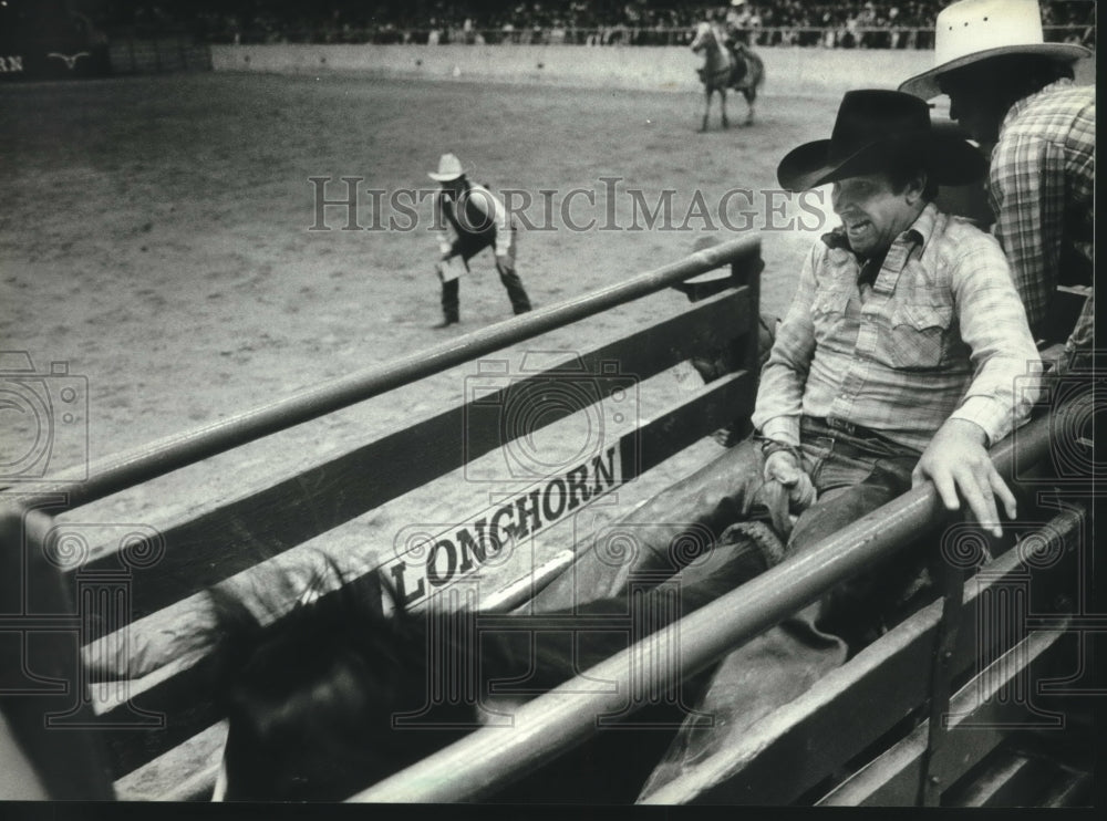 1982 Press Photo Randy Statman of Milwaukee gets ready for wild bronco ride- Historic Images