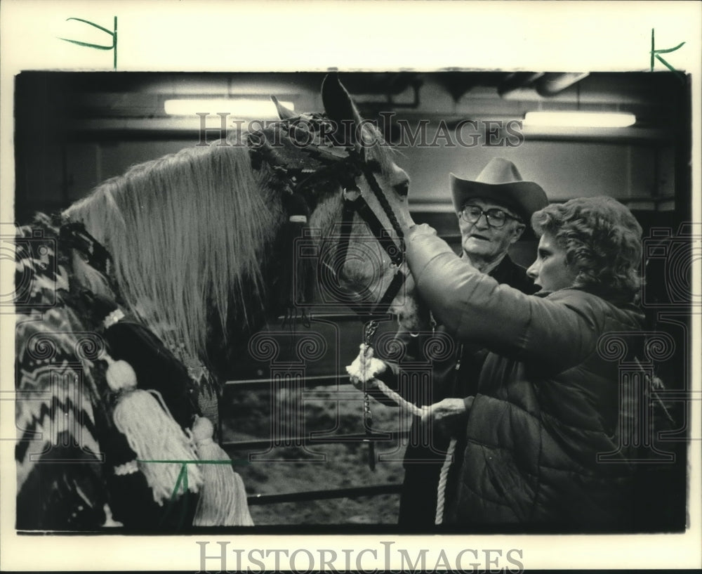 1985 Press Photo Harold Lampert and friend prepare horse for Parade of Horses- Historic Images