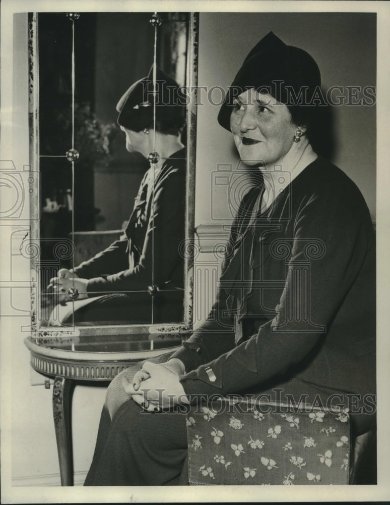 1933 Press Photo Mrs. Herman Uihlein Posing for Photograph - mjc03372