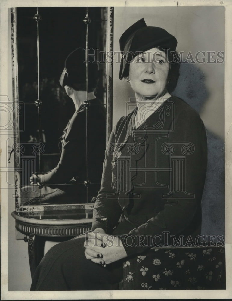 1933 Press Photo Mrs. Herman Uihlein Posing for Photograph - mjc03374- Historic Images
