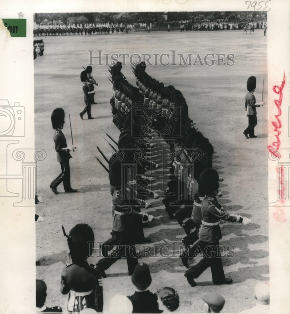 1957 Press Photo Soldiers of the Scots guards rehearse in London - mjc03444