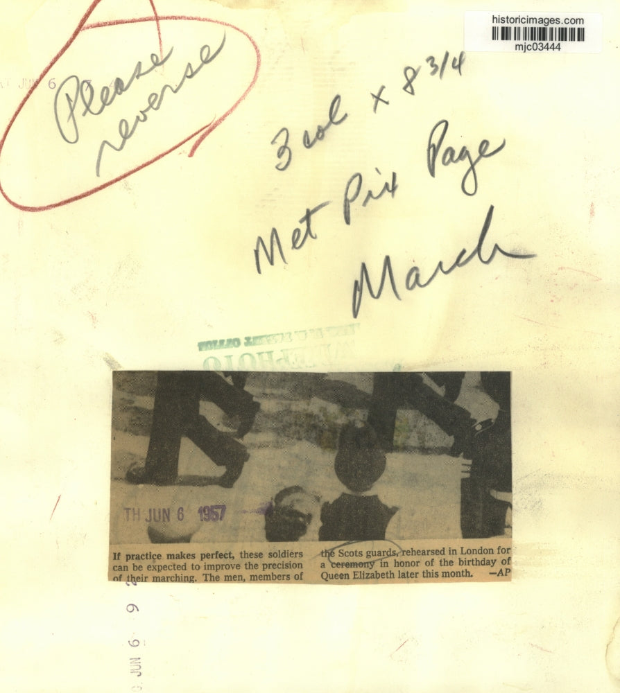 1957 Press Photo Soldiers of the Scots guards rehearse in London - mjc03444