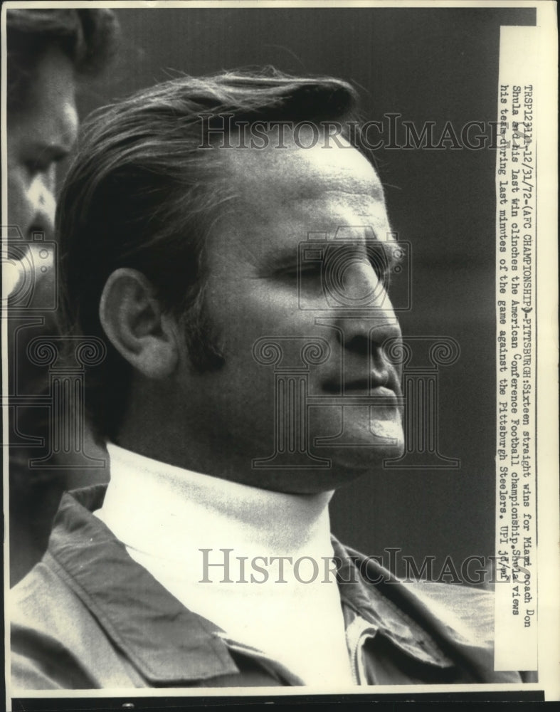 1972 Press Photo Don Shula viewing his Miami, Dolphins at AFC game, Pittsburgh.- Historic Images