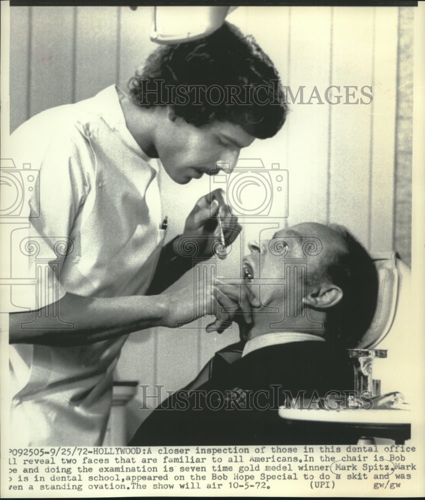 1972 Press Photo Mark Spitz Examines Teeth of Bob Hope in a Skit- Historic Images