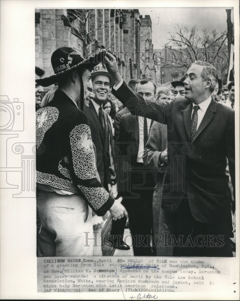 Load image into Gallery viewer, 1964 Press Photo Gov. William W. Scranton with Yale student in New Haven, CT
