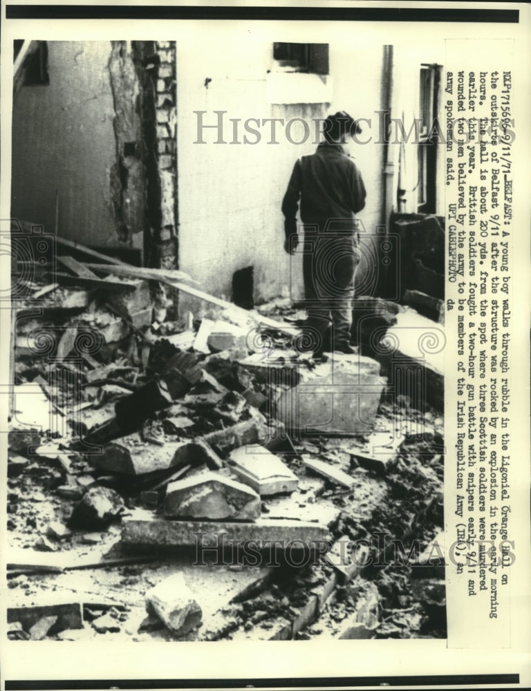 1971 Press Photo Boy Walks In Rubble In Ligoniel Orange Hall Near Belfast- Historic Images