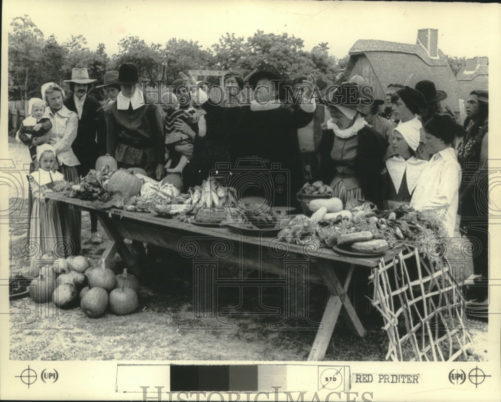 1971 Press Photo Benjamin Brewster And Others Give Thanks at Thanksgiving Dinner- Historic Images