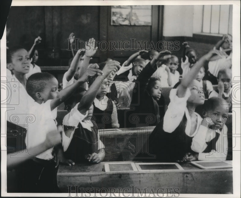 Load image into Gallery viewer, 1955 Press Photo Students at mission school in South Africa - mjc03918
