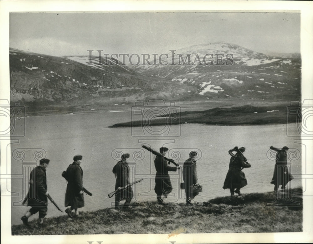 1941 Press Photo Scottish soldiers walk next to Northern Loch - mjc03972- Historic Images