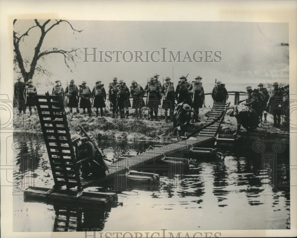 1941 Press Photo Scotland, Cameron Highlanders, train in snow building bridge- Historic Images