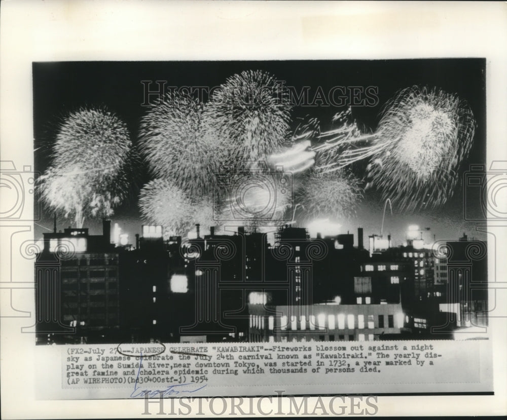 1954 Press Photo Fireworks over Japan as they celebrate the Kawabiraki festival- Historic Images