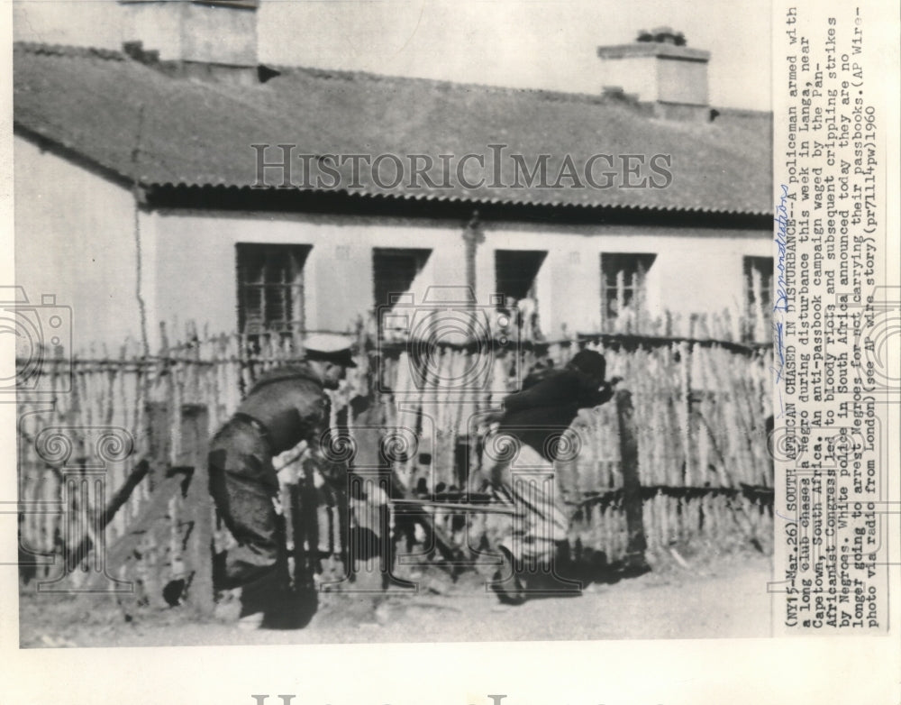 1960 Press Photo Police chase a man in Langa, near Capetown, South Africa- Historic Images