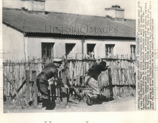 1960 Press Photo Police chase a man in Langa, near Capetown, South Africa- Historic Images