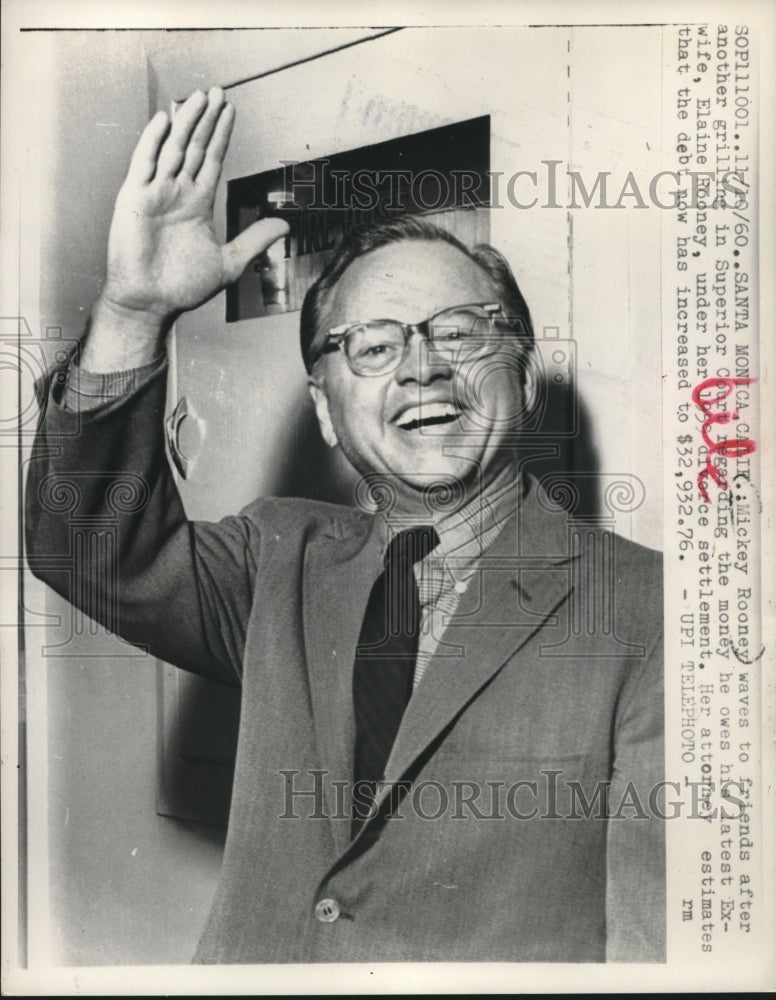 1960 Press Photo Mickey Rooney waves outside court in Santa Monica, California- Historic Images