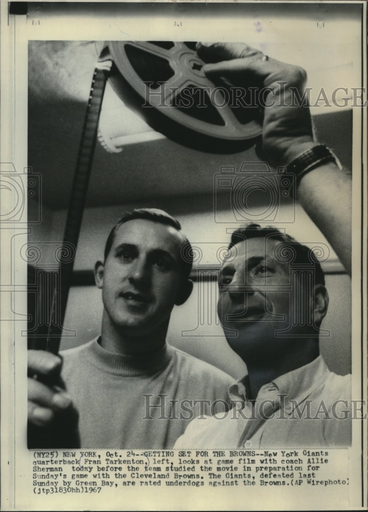 1967 Press Photo Quarterback Fran Tarkenton and Coach Sherman look at game film- Historic Images