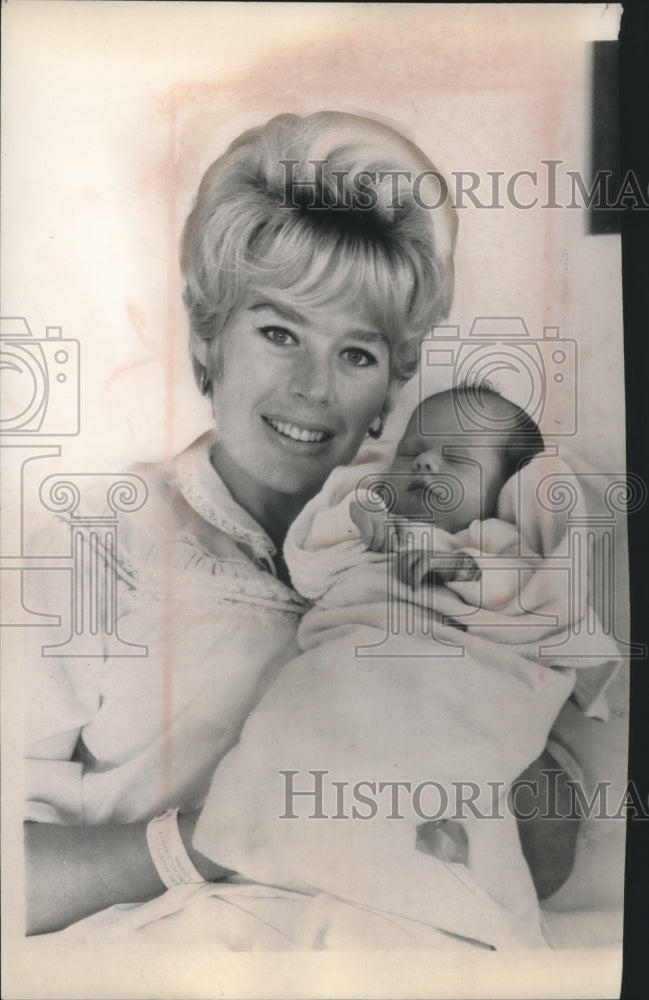 1963 Press Photo Mickey Rooney&#39;s Wife Barbara With Daughter Kimmy in California- Historic Images