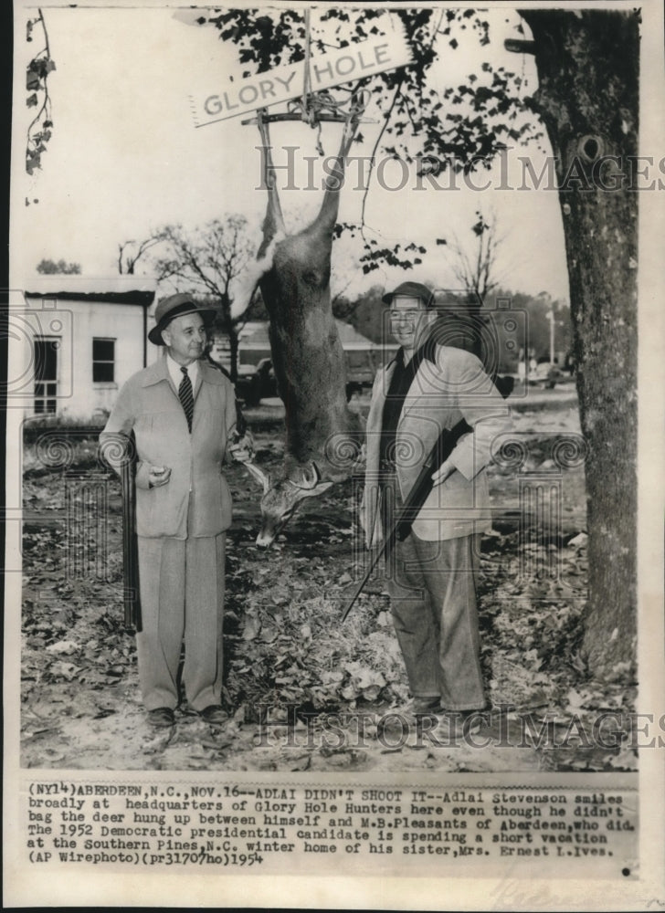 1954 Press Photo Adlai Stevenson &amp; M.B. Pleasants pose with deer after hunt- Historic Images