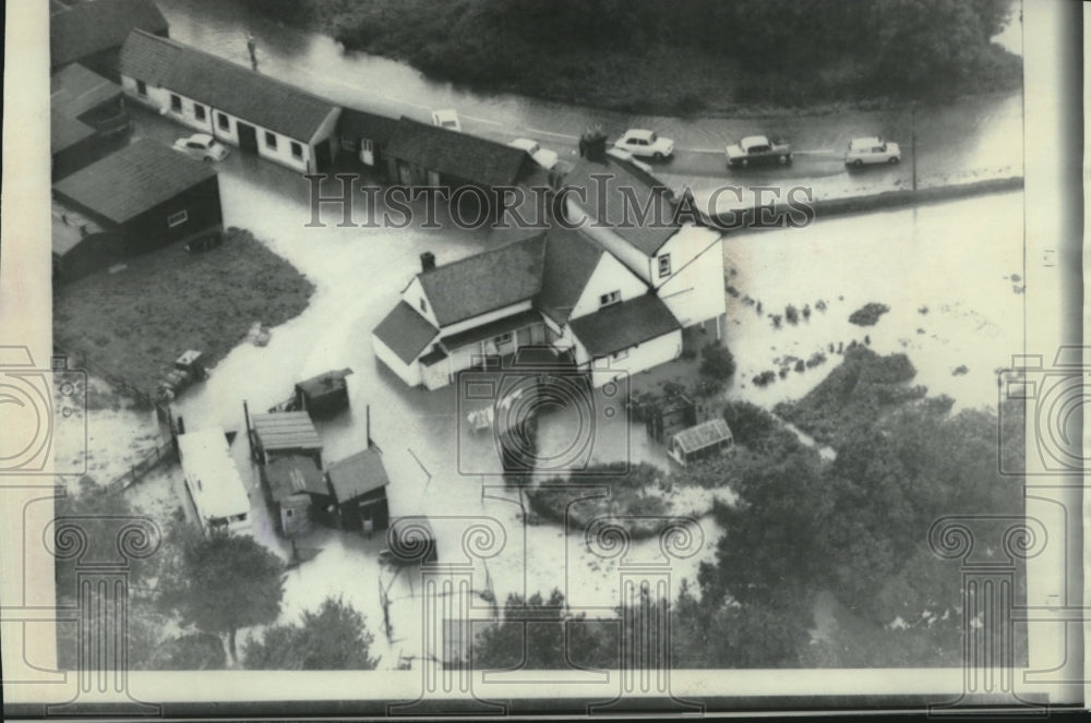 1968 Press Photo Heavy rain surrounds houses in Shotgate, England with water. - Historic Images