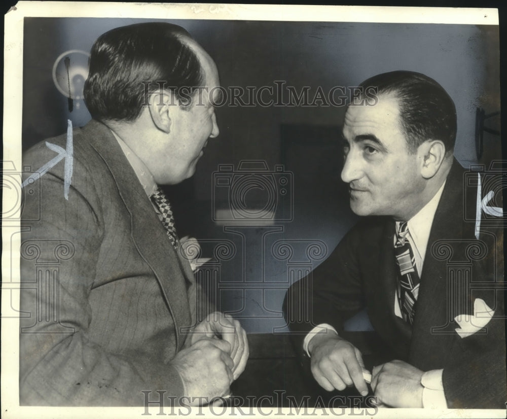 1938 Press Photo Martin Snyder confers with his attorney over felony charges.- Historic Images