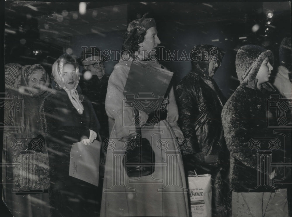 1958 Press Photo Pedestrians in wind and snow Milwaukee- Historic Images