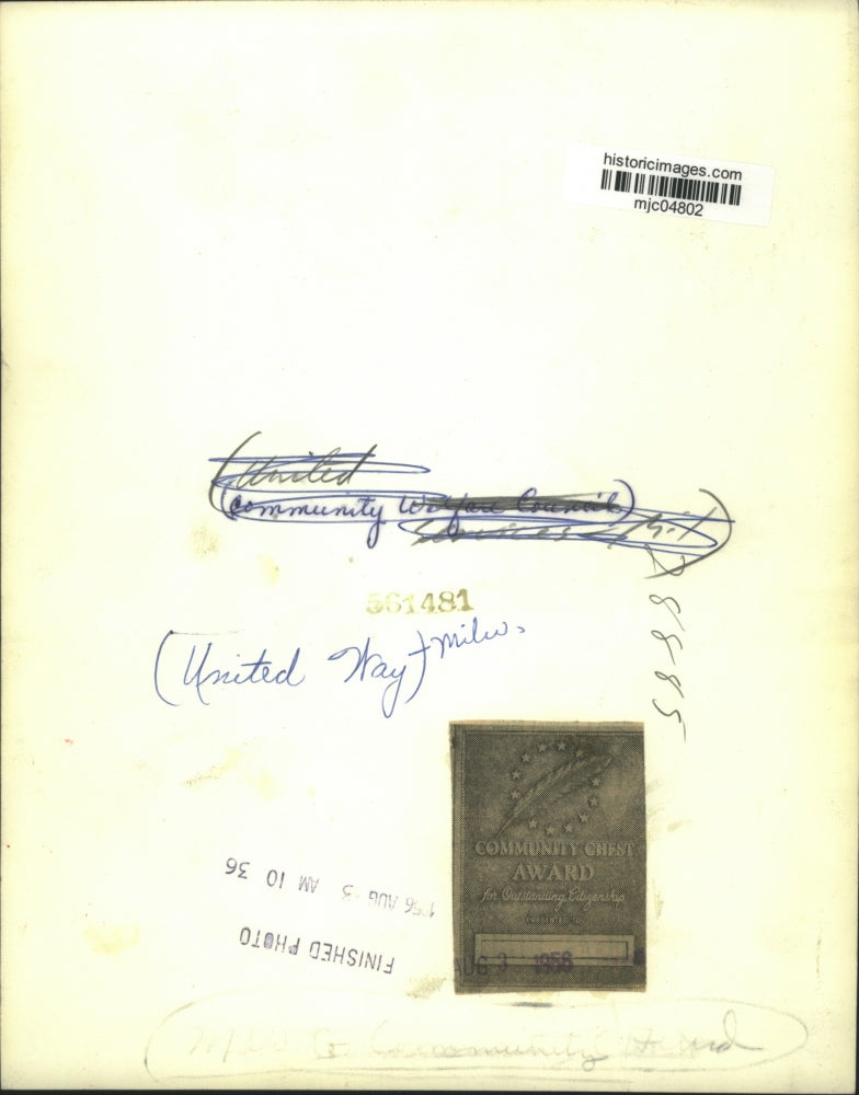 1956 Press Photo Milwaukee's United Way gets Community Chest Award. - mjc04802