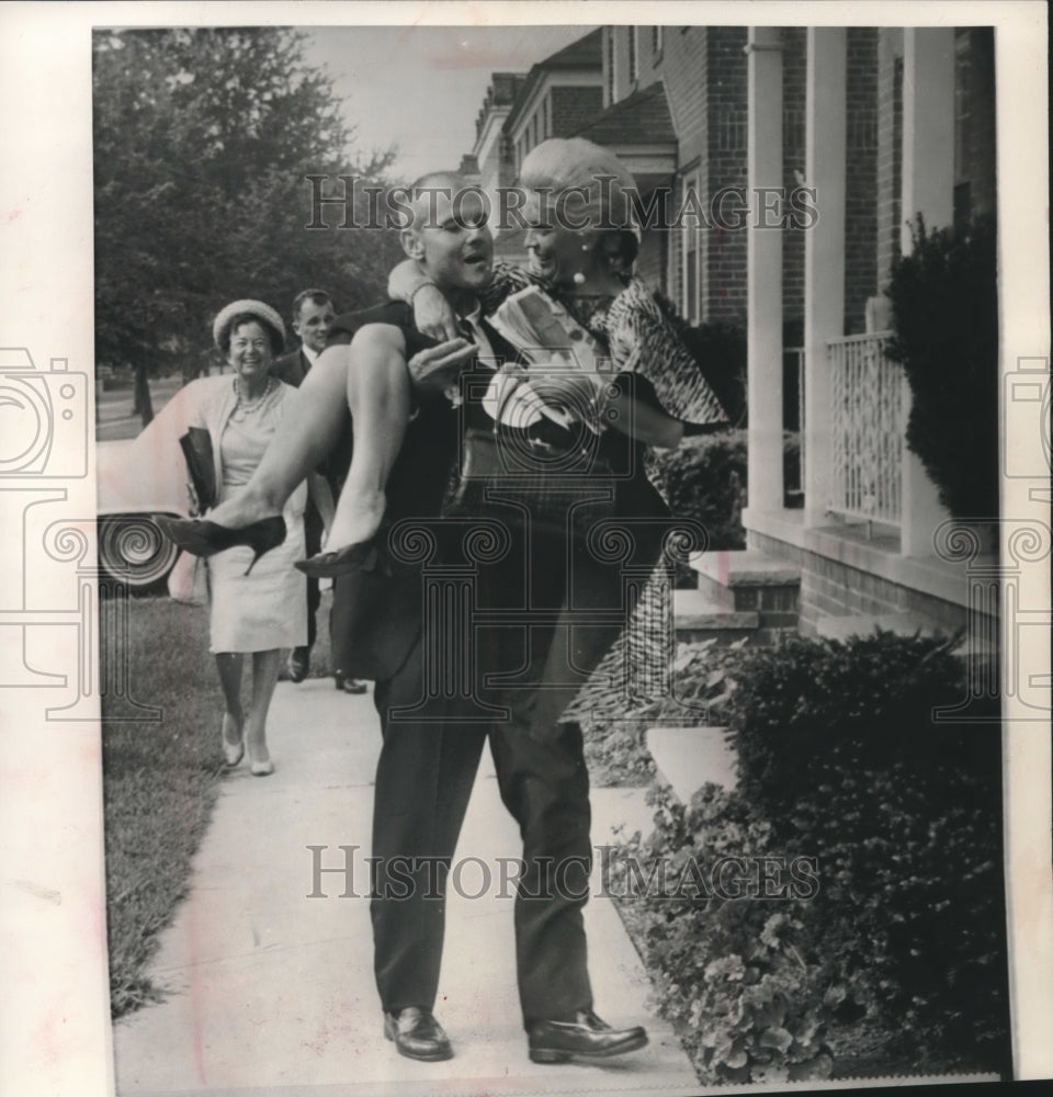 1964 Press Photo Doctor Samuel Sheppard Carrying His Bridge to Rocky River Home