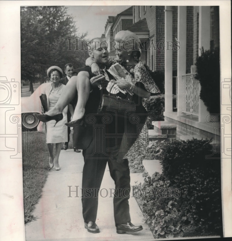 Load image into Gallery viewer, 1964 Press Photo Doctor Samuel Sheppard Carrying His Bridge to Rocky River Home
