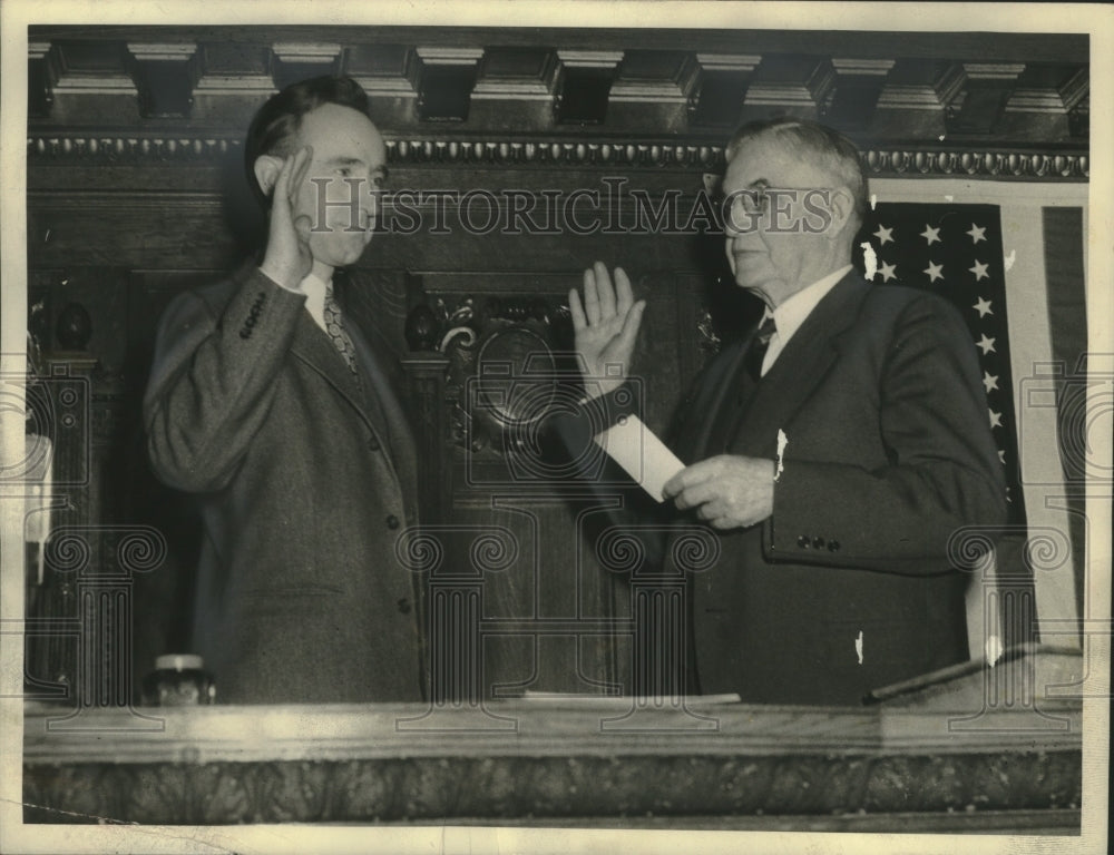 1943 Press Photo Vernon Thomson takes oath from Chief Justice in Wisconsin- Historic Images