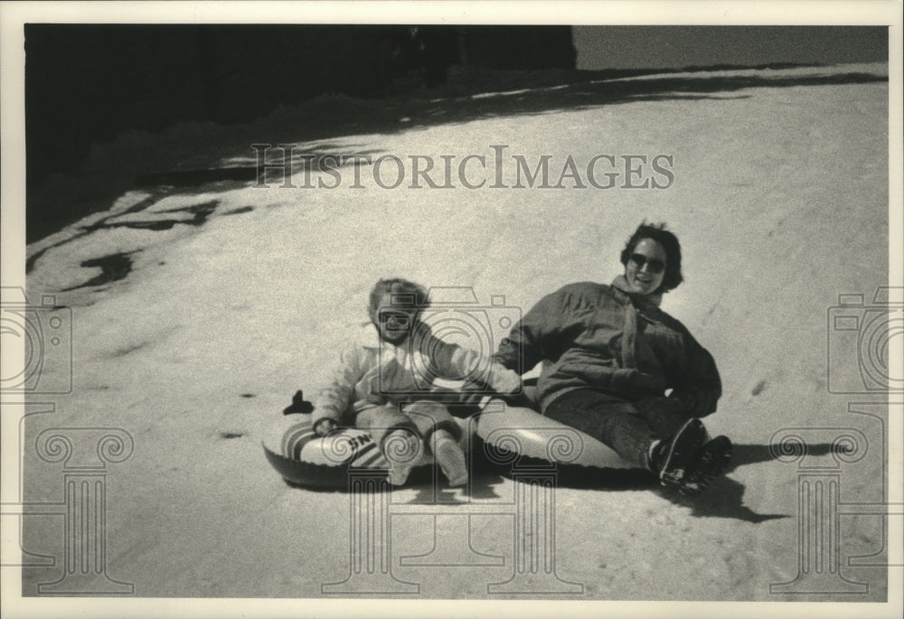 1989 Press Photo Holly and Katie Witcomb tube downhill at Wirth Park, Brookfield- Historic Images