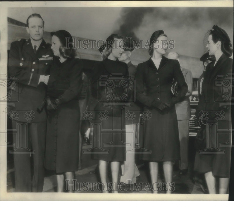 Load image into Gallery viewer, 1945 Press Photo Elliott Roosevelt with wife and sisters-in-law at Union station
