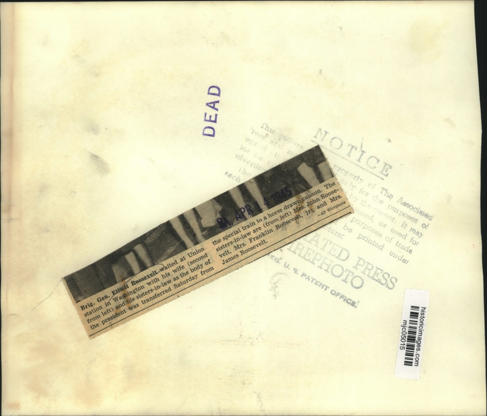 1945 Press Photo Elliott Roosevelt with wife and sisters-in-law at Union station