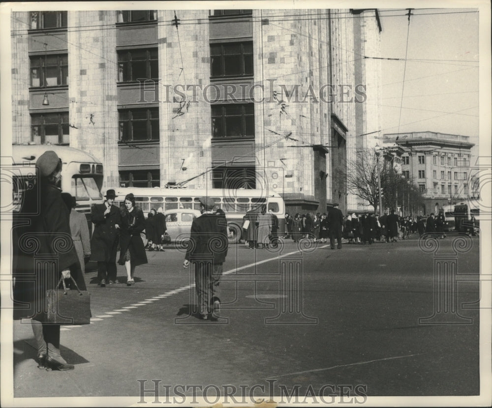 1953 Press Photo Busy Gorki Street and Manege Square in Moscow, Russia- Historic Images