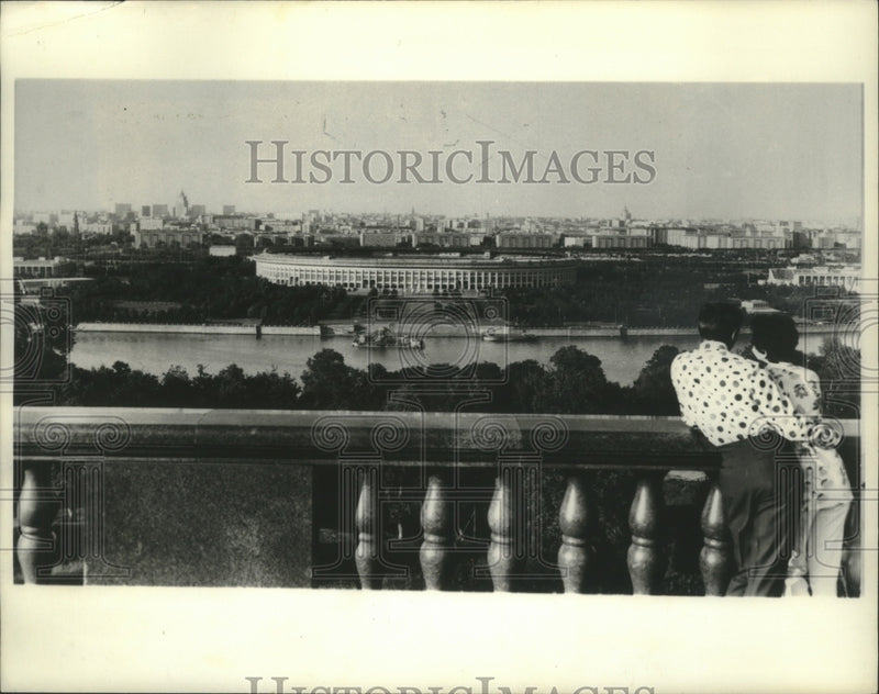 Load image into Gallery viewer, 1974 Press Photo Couple look over The Lenin Central Stadium, Luzhniki Moscow
