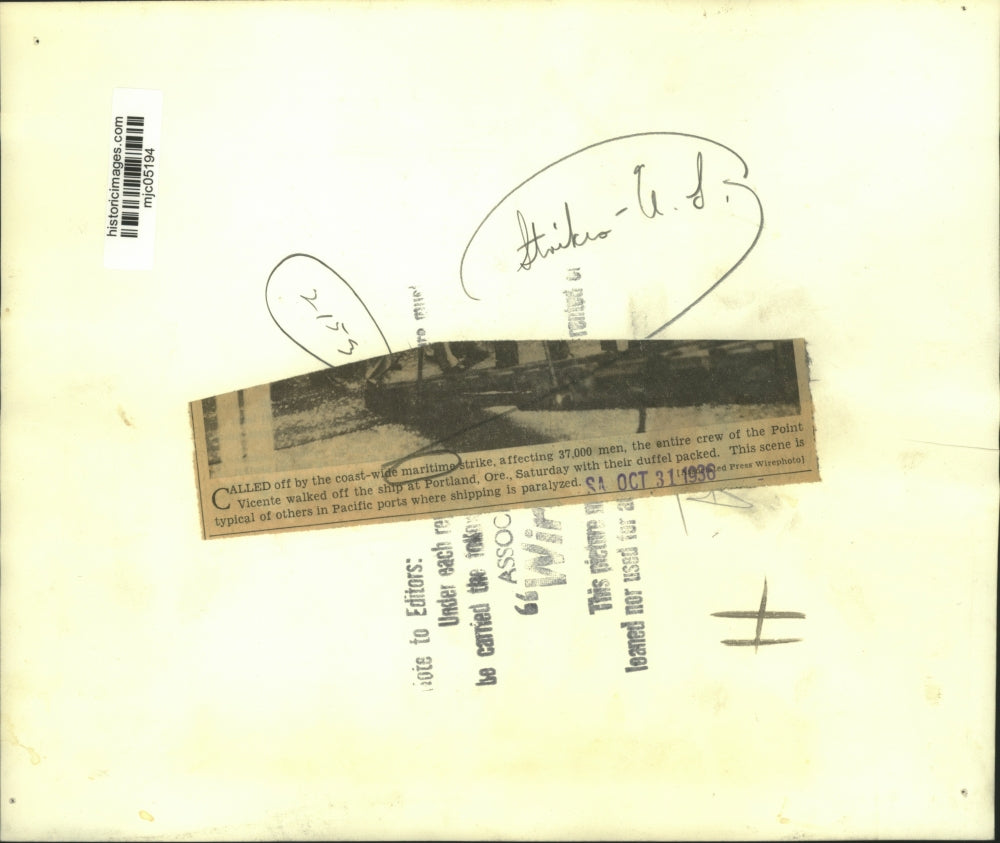 1936 Press Photo Striking crew of Point Vicente walk off ship in Portland, OR