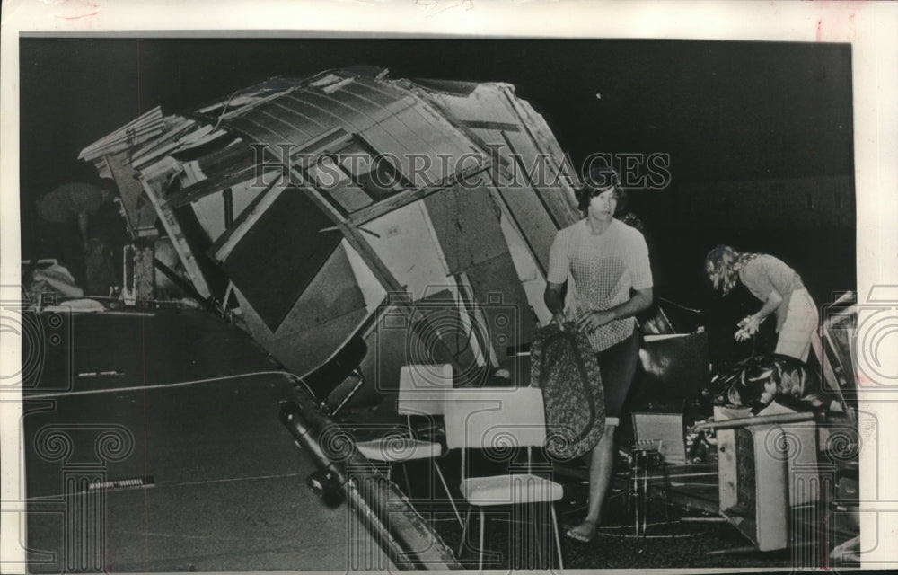 1964 Press Photo Residents salvaged tornado wreckage Belle Glade Florida- Historic Images