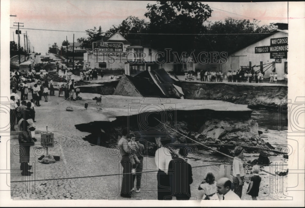 1964 Press Photo Laundromat and grocery store swallowed by Georgia cave-in- Historic Images