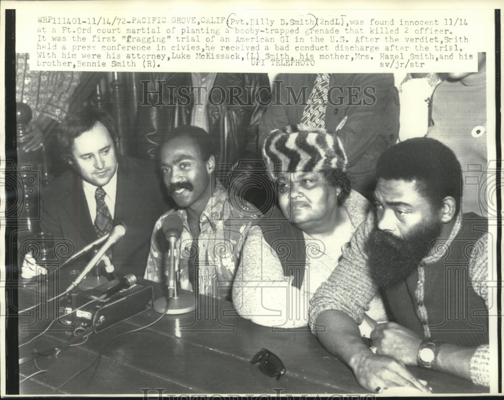 1972 Press Photo Billy Smith with his mother, brother, attorney at court martial- Historic Images