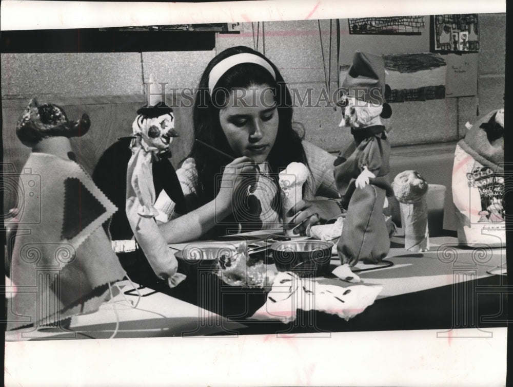 1966 Press Photo Sherri Goodsitt demonstrates making of hand puppets, Milwaukee- Historic Images