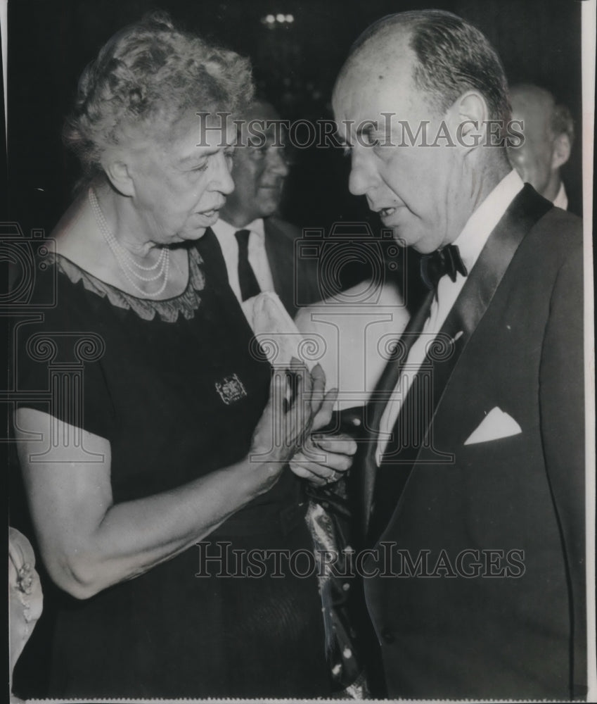 1956 Press Photo Adlai Stevenson talks with Mrs. Eleanor Roosevelt in New York- Historic Images