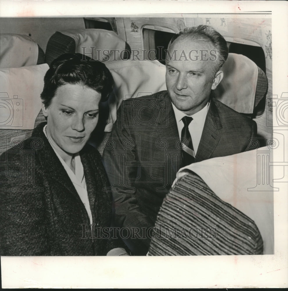 1964 Press Photo Alexandre Sokolov and wife, accused Soviet spies, deported- Historic Images