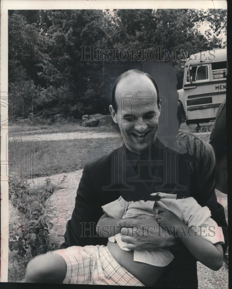 1965 Press Photo Father Thomas Connolly and girl, Menominee antipoverty program- Historic Images