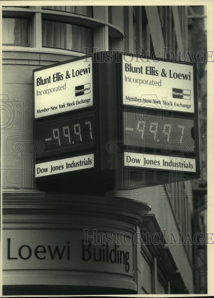 1987 Press Photo Stock ticker in Downtown Milwaukee, Wisconsin - mjc05934- Historic Images