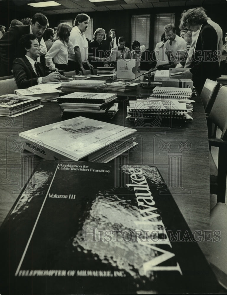 Load image into Gallery viewer, 1981 Press Photo Cable Television Franchise Proposals Reviewed in Milwaukee
