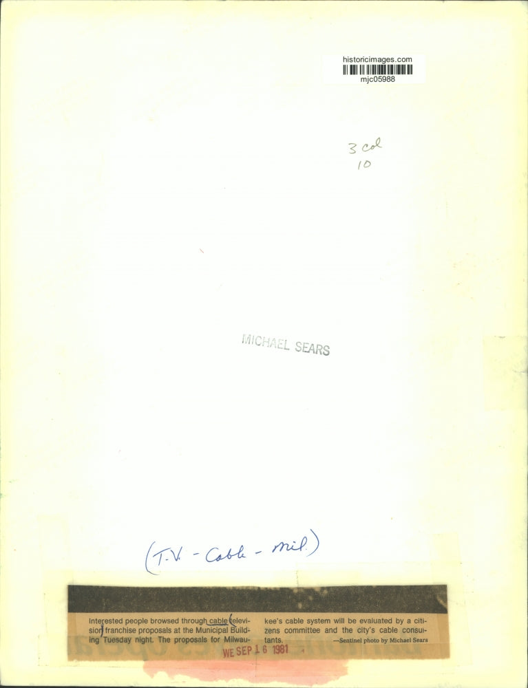 1981 Press Photo Cable Television Franchise Proposals Reviewed in Milwaukee