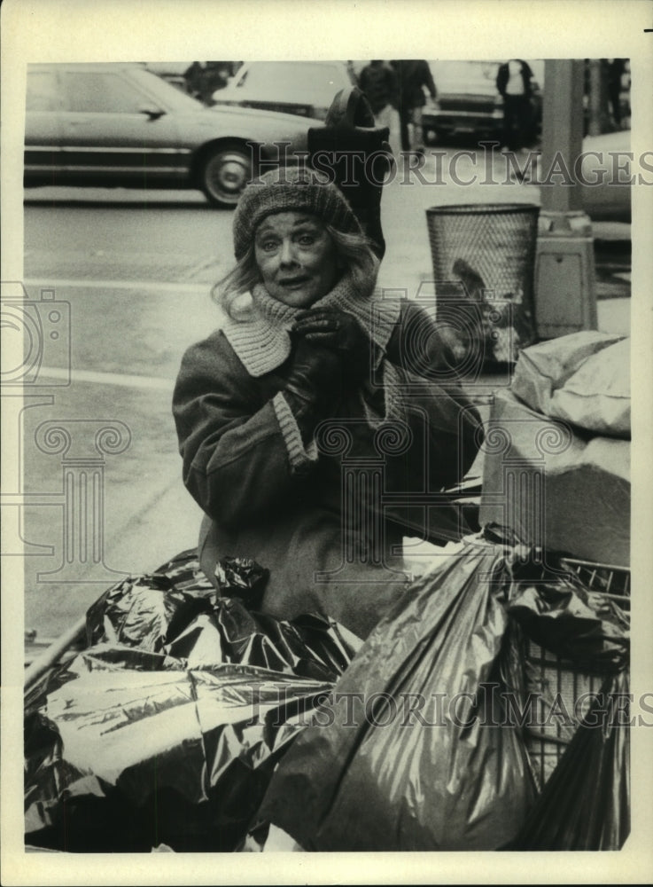 Press Photo Lucille Ball stars elderly New York City bag lady in Stone Pillow- Historic Images