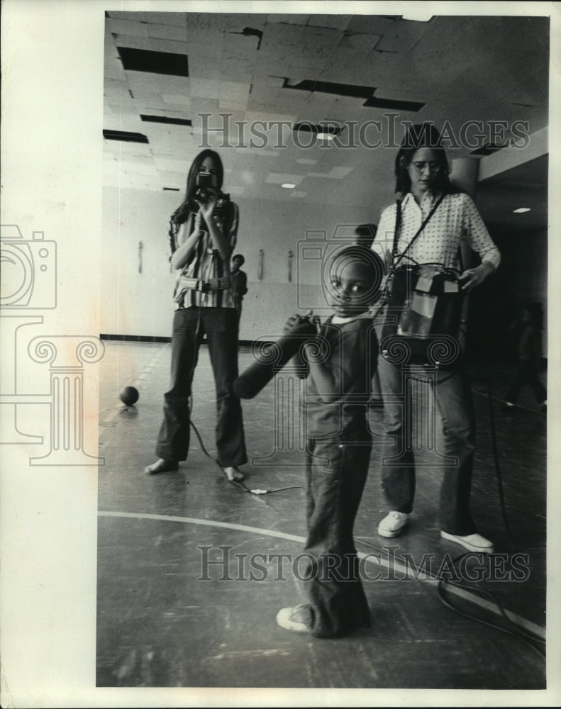 1972 Press Photo Staff Aides Record Activities Of Youngsters- Historic Images