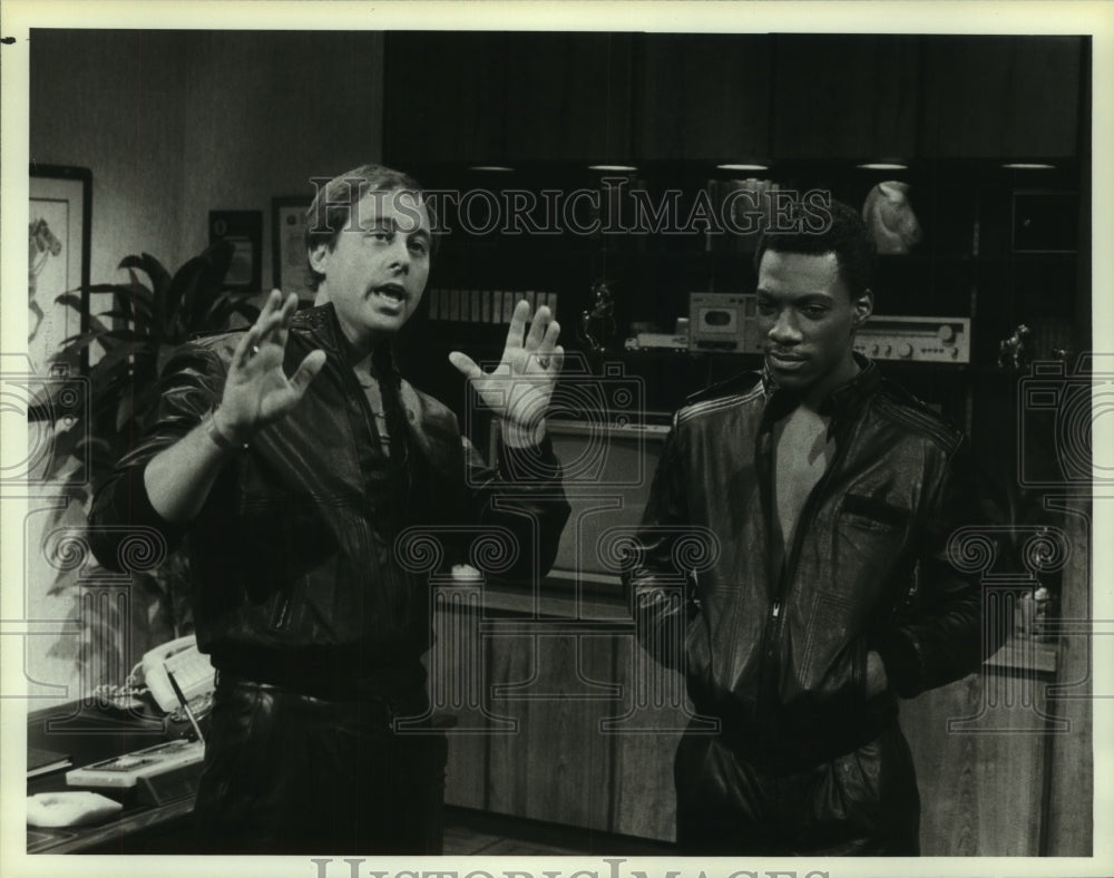 1983 Press Photo NBC President Brandon Tartikoff with comedian Eddie Murphy- Historic Images