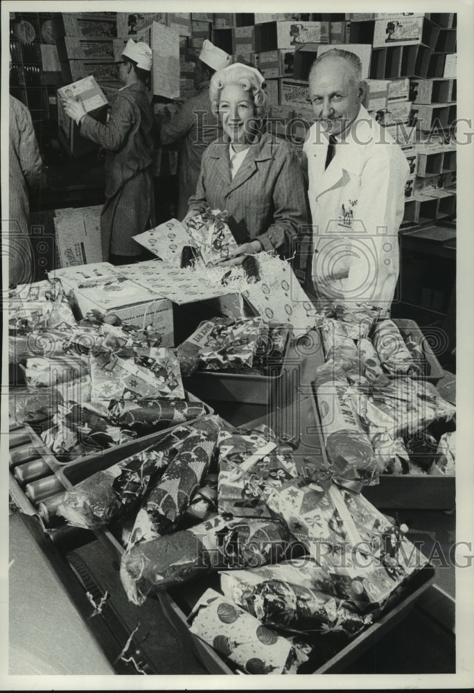 Load image into Gallery viewer, 1967 Press Photo Mrs. George Scholzen And Erwin Beautin Pack Gift Box Sausages
