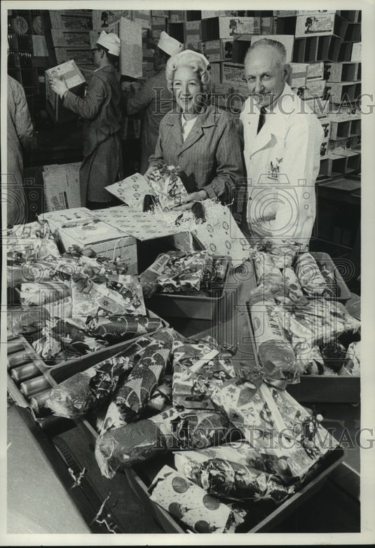1967 Press Photo Mrs. George Scholzen And Erwin Beautin Pack Gift Box Sausages