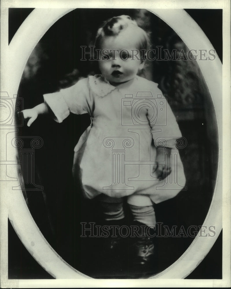 1940 Press Photo Mickey Rooney at ten months as he takes his 1st steps on stage- Historic Images